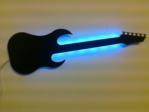 Lampada d'arredamento a forma di chitarra con illuminazione ad led